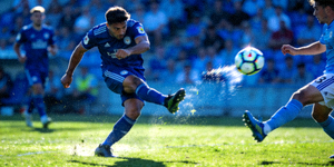 足球运动员精准传球比赛画面